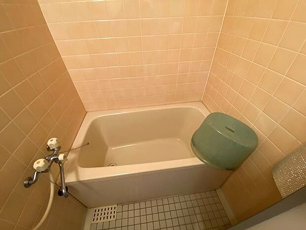【浴室】マタギ高さを抑えた浴槽を採用しております。