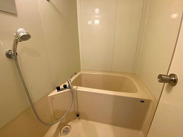 【浴室】マタギ高さを抑えた浴室を採用しております。