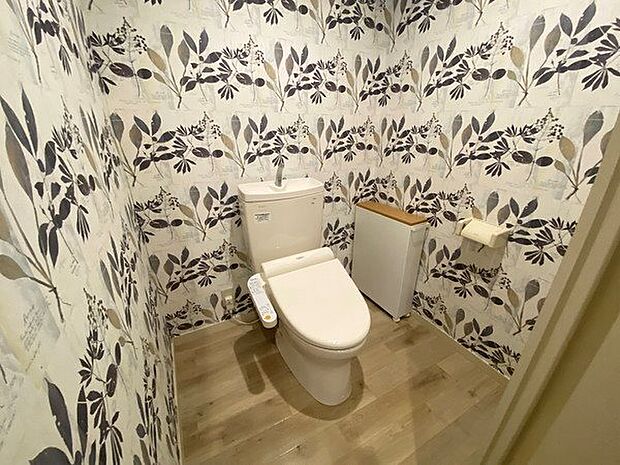 【トイレ】ゆったりとしたスペースのトイレ。アクセントクロスが印象的です。