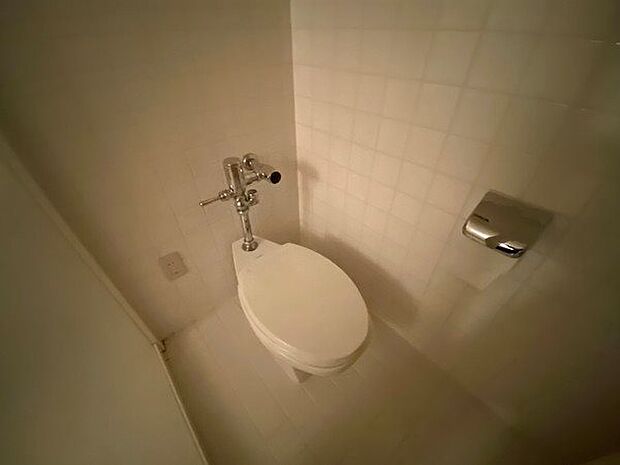【トイレ】バスルームに付帯するトイレ。トイレは2か所あります。