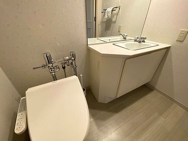 【トイレ】洗面化粧台を設えたゆったり空間のトイレはタンクレスタイプを採用。