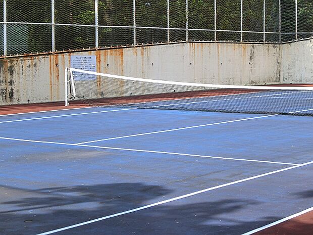 駐車場の奥にあるテニスコートで日頃の運動不足が解消されます。こちらも無料でお楽しみ頂けます。