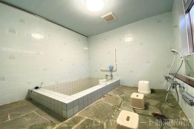 温泉大浴場：小ぶりではありますが温泉大浴場がございます。清掃も行き届いており綺麗な状態を保ちます。
