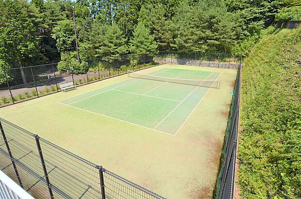 充実した共用施設。敷地内でテニスを楽しめます。