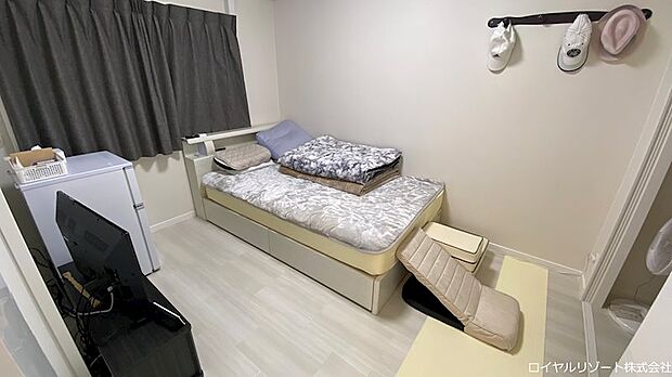 サービスルームは約5.5帖ほど。ゲストの寝室として適しています。