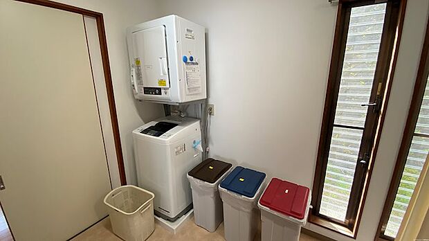 冷蔵庫、洗濯機、ゴミ箱等が配置されている空間です。