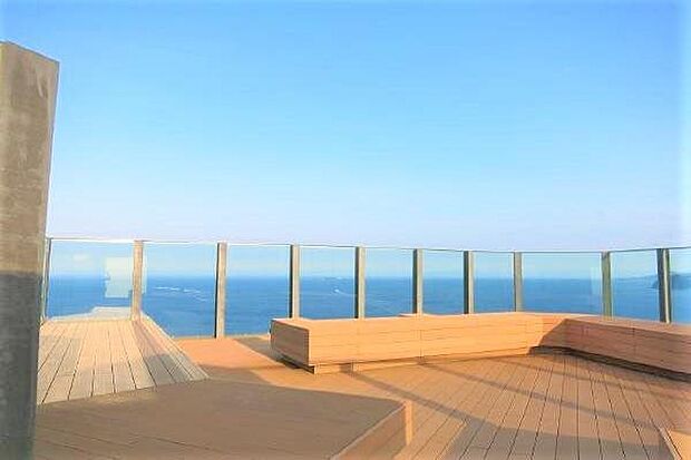 タワーマンションですので、屋上スカイデッキから、熱海を見下ろす眺望を楽しめます。