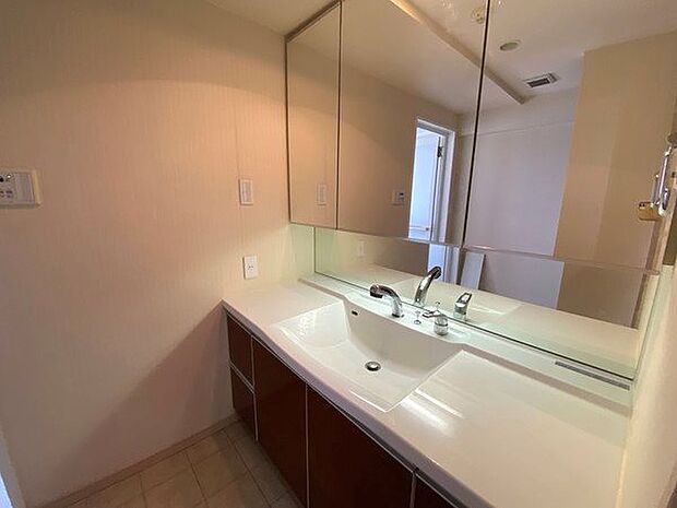 【洗面室】大鏡を採用した洗面化粧台が設置されております。