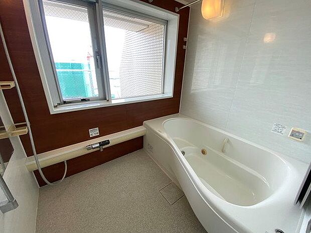 【浴室】ゆったりとしたラウンド形状の浴槽を採用。ビューを楽しみながら入浴出来ます。