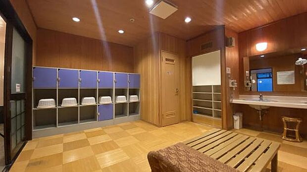 温泉大浴場脱衣室：清潔感のあるお部屋です。