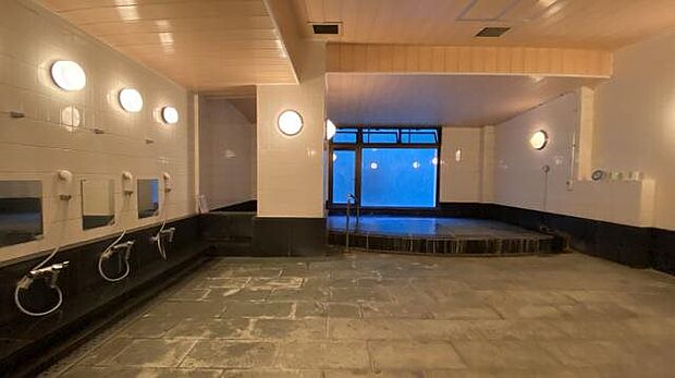 温泉大浴場：ゆったりとした広さが確保されています。
