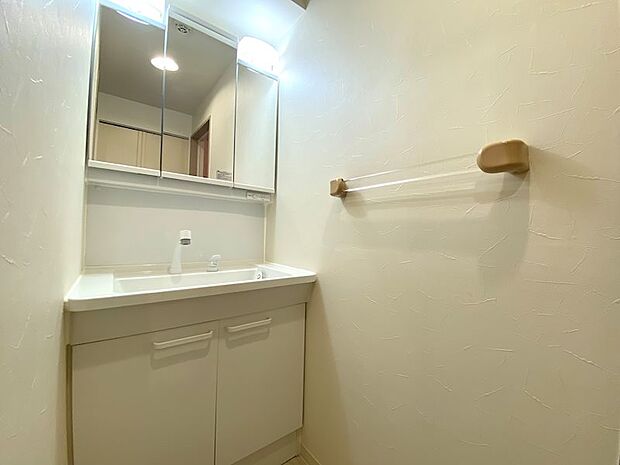 【洗面室】白を基調とした内装です。こちらもそのままご利用可能な状態です。
