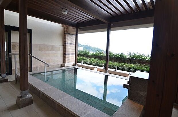 マンション内には2種類の温泉大浴場（露天風呂も有り）、プライベートスパ、ゲストルームなどもあります。
