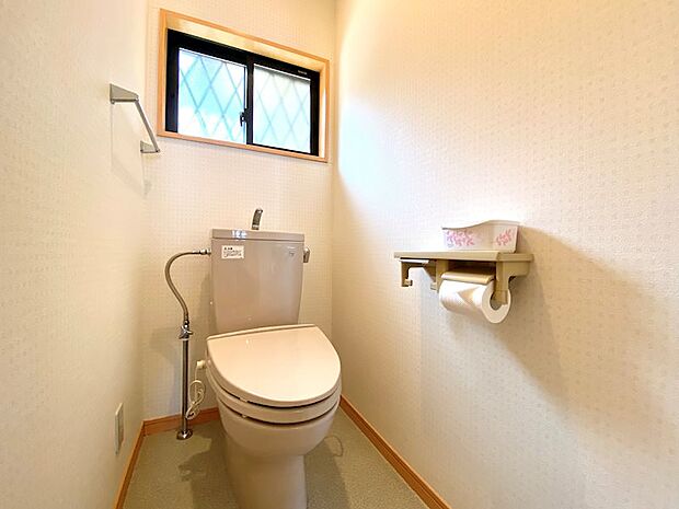 【トイレ】お手洗いは清潔かつ、窓付きです。