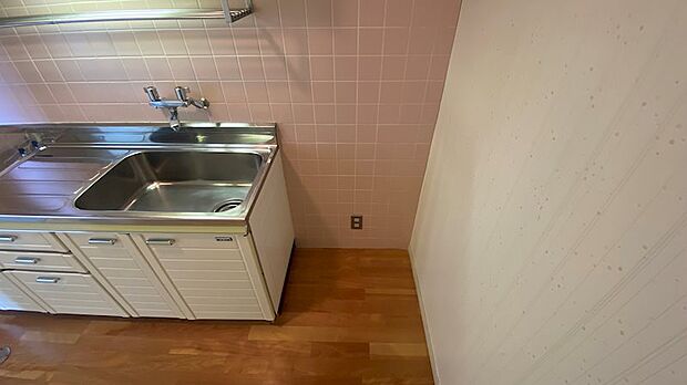キッチン横は冷蔵庫を置くスペースがあります。