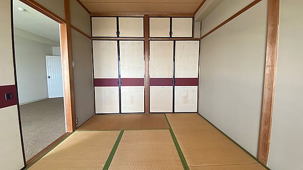 和室は6畳。収納は襖ではなく、観音開きの扉になっています。