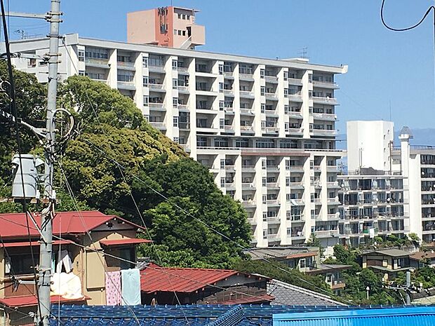 「熱海アビタシオン2号棟」伊豆山から熱海港を見据えるマンション外観