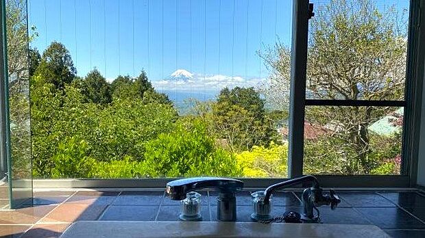 浴室：浴槽からも富士山を望みます。