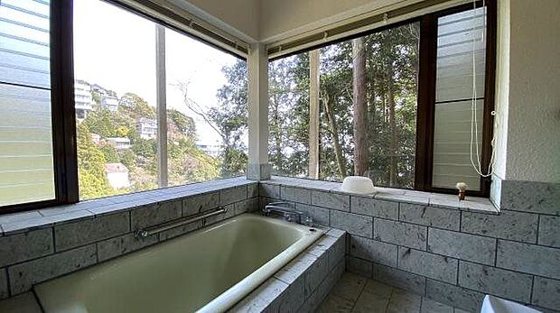 浴室：山と海を眺めるビューバス仕様です。