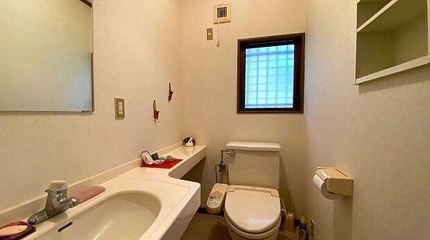トイレ：各階にトイレが設置されております。