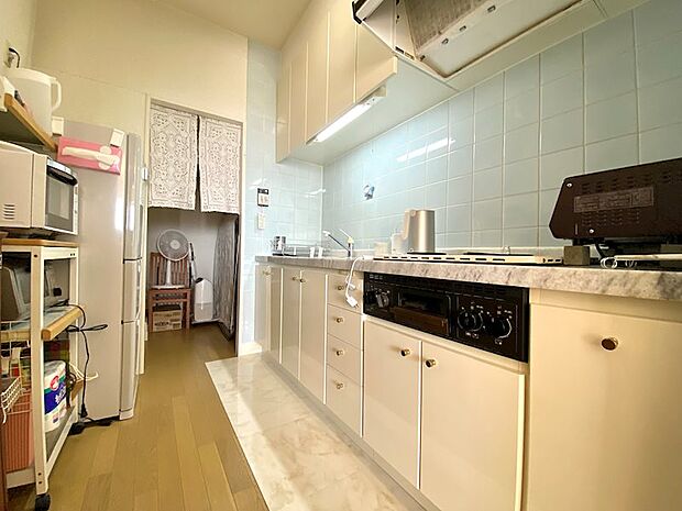 【キッチン】リビングや食事室とは分離されており、定住利用にも十分な広さがございます。
