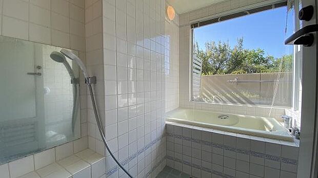 浴室：お部屋で温泉を楽しめる戸別温泉付です。