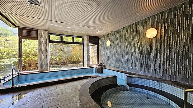 温泉大浴場もありますが、同マンションは専有部分にも戸別温泉があります。