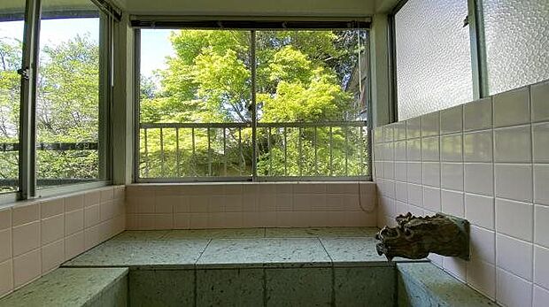 浴室：緑に囲まれた浴室。