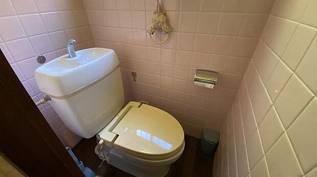 トイレ：浴室とは別々の場所に設置されております。