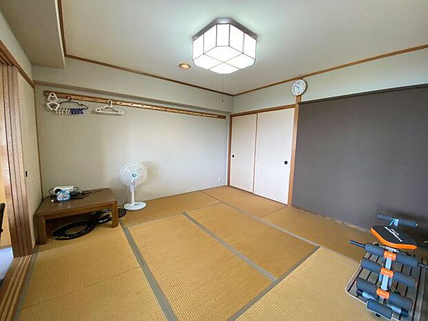 【和室】日本情緒漂う本格和室は8畳。