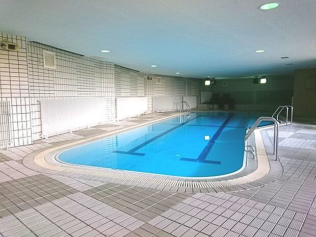 【屋内プール】地下1階にある屋内プール。運動不足が解消できます。