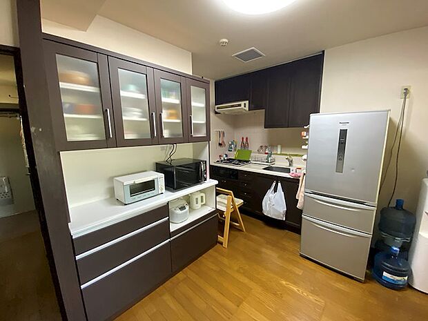 大容量のキッチン戸棚と広々と使えるキッチンスペースがあります。