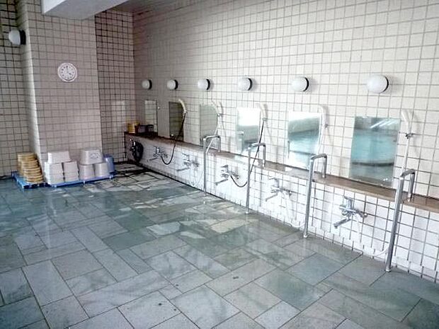 大浴場の洗い場も十分なスペースがございます。