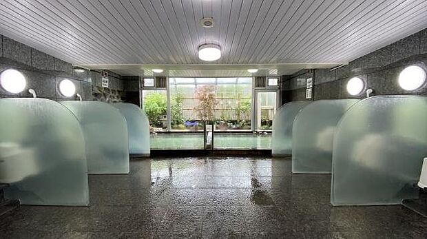 温泉大浴場：洗い場も仕切りがあり、心地よくご利用いただけます。