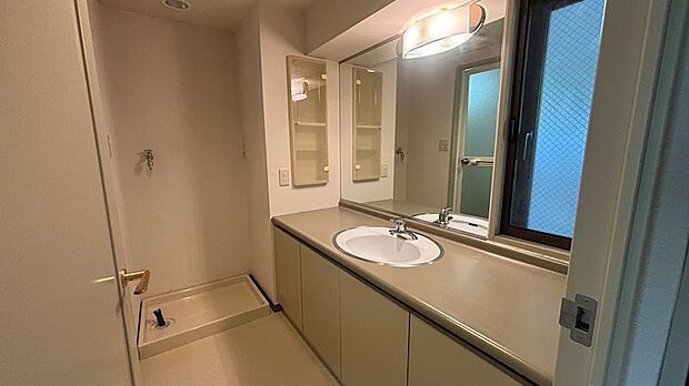 【洗面室】ゆとりのある空間設計です。洗濯機置き場あり。