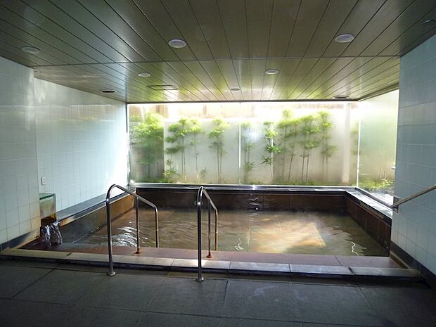 同マンションの温泉大浴場。運営時間は、通常15：00〜翌朝10：00まで。（火曜日は16：00から）