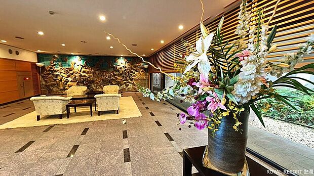 温かみのある自然木と御影石、正面には池田満寿夫氏による陶板の壁画が一面を飾り華やかさが漂います。