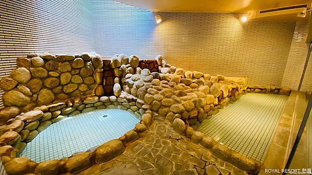 浴槽は個性的、天然石を用いた岩風呂です。清掃時間意外は入浴可能です。