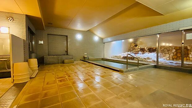 温泉大浴場は男女交代での利用です。こちらは檜を使っており浴槽もゆったりしております。