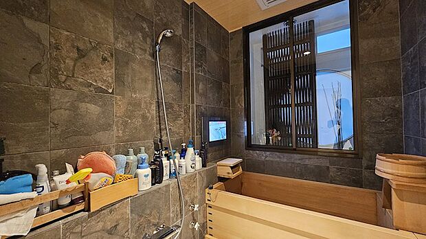 温泉がでる浴室もご覧の様に変更し、温泉に浸かりながら、テレビも見れます。