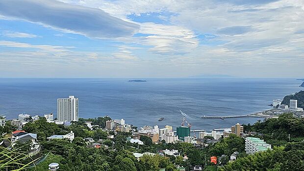 高層階からの眺望は熱海の市街地を見下ろすロケーションです。海上花火大会も一望です。