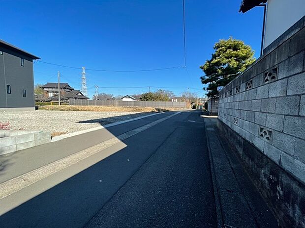 中央区赤井町　三方角地　築浅一戸建　京成千原線　大森台駅　東側は高低差が無く、車が入るのも便利です。