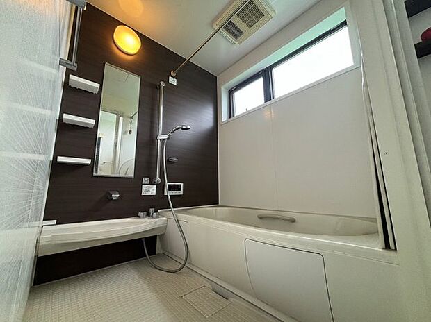 【浴室】　・高い位置に窓が付いており、プライベートが守られる　・大きさは通常サイズ仕様