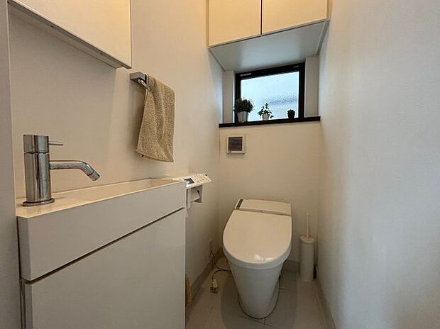 【1階　トイレ】　・タンクレストイレ　・トイレ内に手洗い場あり　・ミニ収納スペースあり
