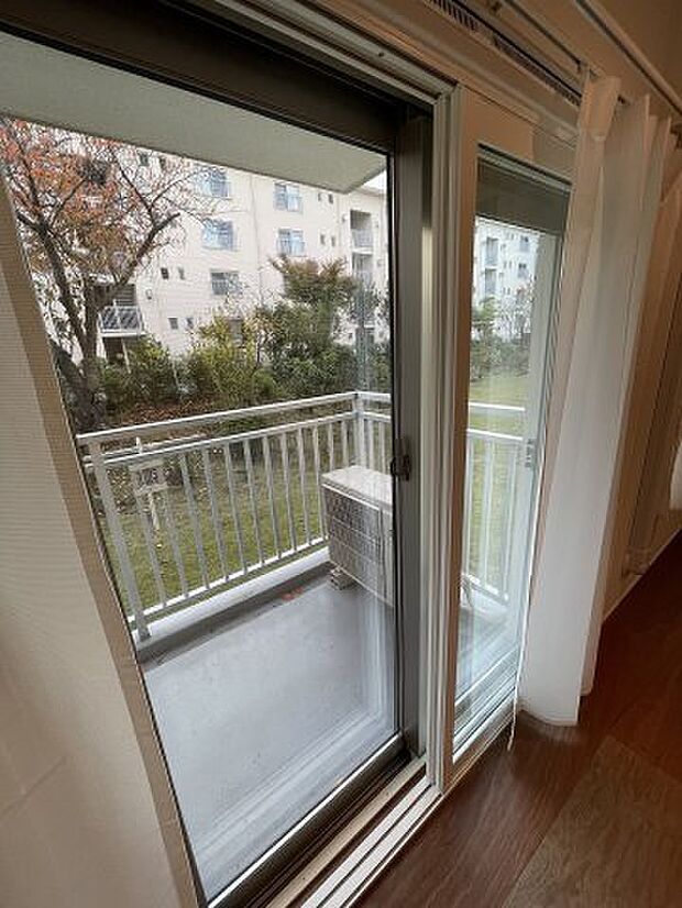 窓はインナーサッシをつけ温熱環境を改善しています。