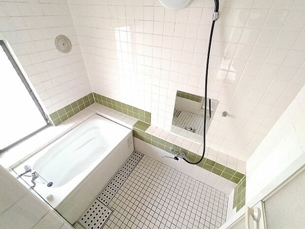ゆとりある浴室には窓有り換気も便利