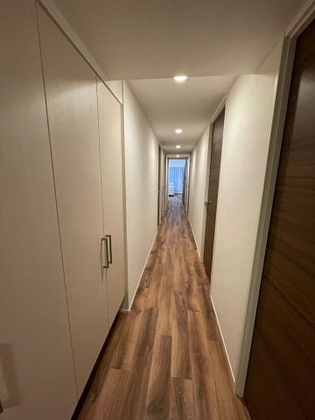 玄関からリビングへの長い廊下、各居室へもつながります