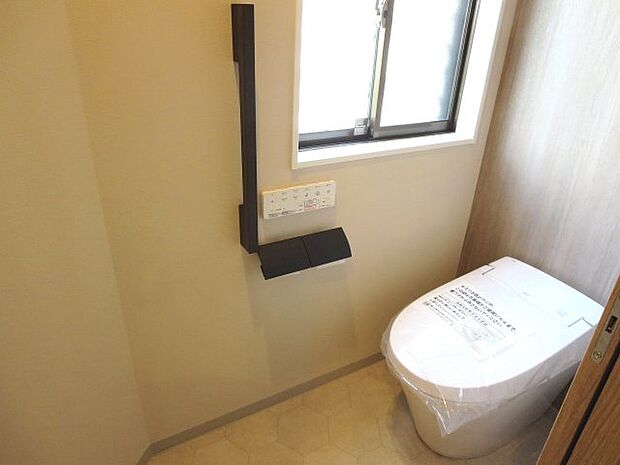 1階、スペースのとれるタンクレス温水洗浄便座付きトイレ