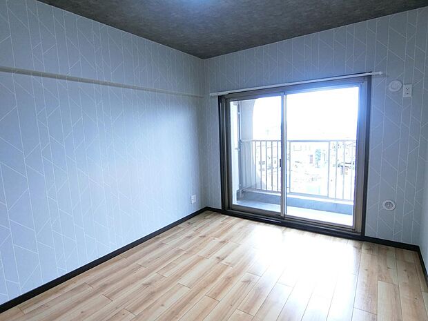 【居室3】バルコニーに面した居室は、陽当りが良く、ベッドスペースに最適です。広さも十分で、後ろ側にはクローゼットもあるので収納スペースも充実しています。