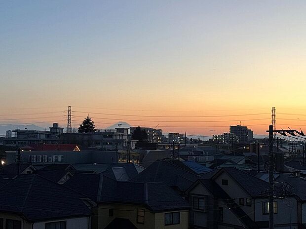 【バルコニー】晴れている日はお部屋から富士山が見えます♪ぜひ実際の景色をご確認ください！